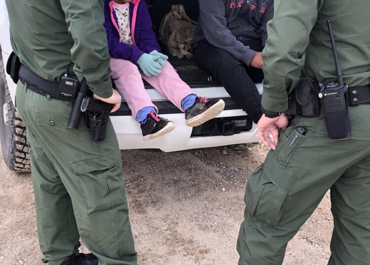 Más de cien menores migrantes denuncian abusos de Patrulla Fronteriza