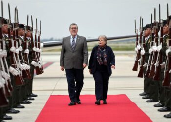 El presidente de Guatemala llega a México para la investidura de Sheinbaum