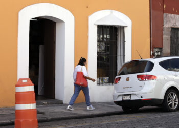 Remiten entre 4 y 5 personas al juez calificador por apartar lugares en vía pública