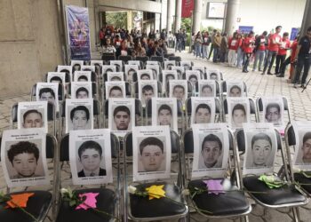 Ibero Puebla realiza pase de lista de los 43 estudiantes de Ayotzinapa