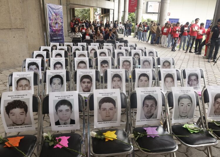 Ibero Puebla realiza pase de lista de los 43 estudiantes de Ayotzinapa