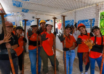 Jóvenes estudiantes Anáhuac construyen casas en Cuetzalan