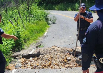 Segob y Ayuntamiento de Chiautla atienden socavón en carretera