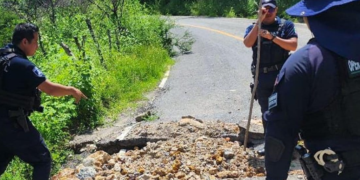 Segob y Ayuntamiento de Chiautla atienden socavón en carretera