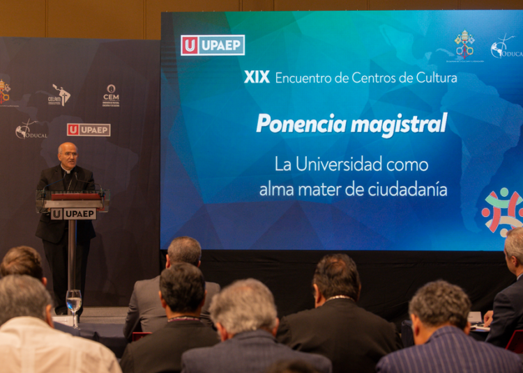 La universidad es un «faro de luz», ante un mundo lleno de transformaciones