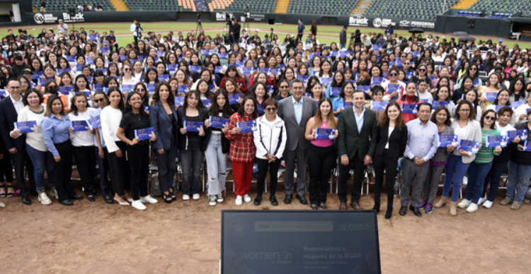VIDEO: Universitarias BUAP reciben reconocimiento por la beca Women In