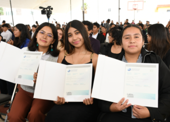 Lilia Cedillo entrega diplomas a egresados del Bachillerato 5 de Mayo