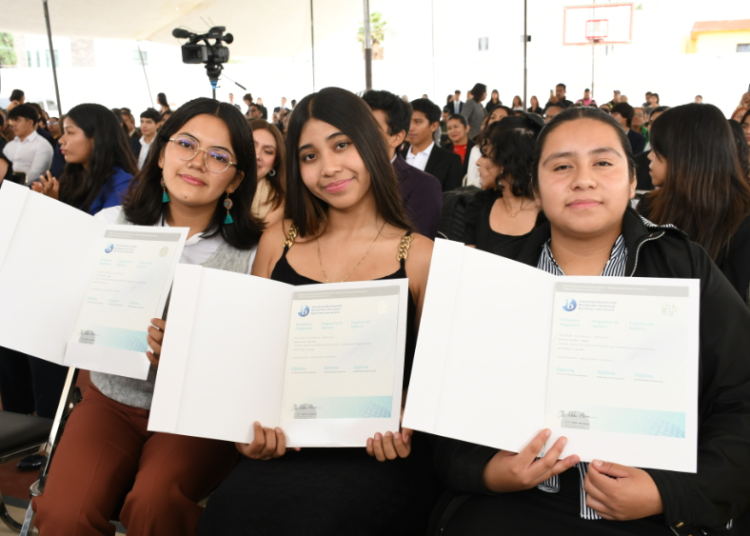 Lilia Cedillo entrega diplomas a egresados del Bachillerato 5 de Mayo