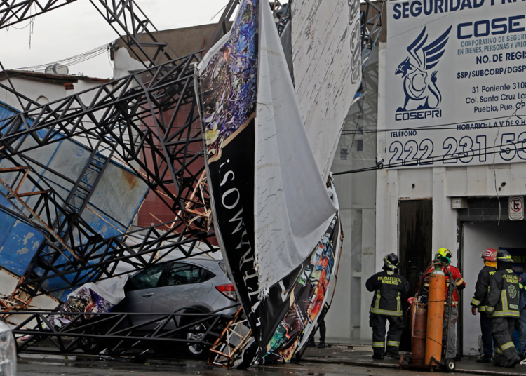 Lluvia derriba espectacular y árboles tras tormenta (Videos)