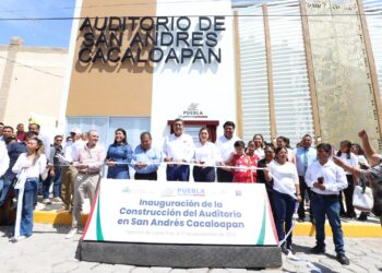 El gobernador inaugura auditorio de San Andrés Cacaloaoan