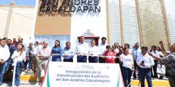 El gobernador inaugura auditorio de San Andrés Cacaloaoan