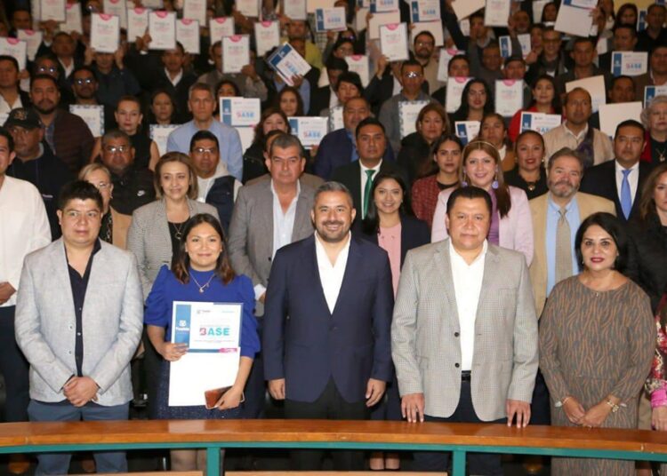 Adán Domínguez entrega nuevas bases a trabajadores del ayuntamiento