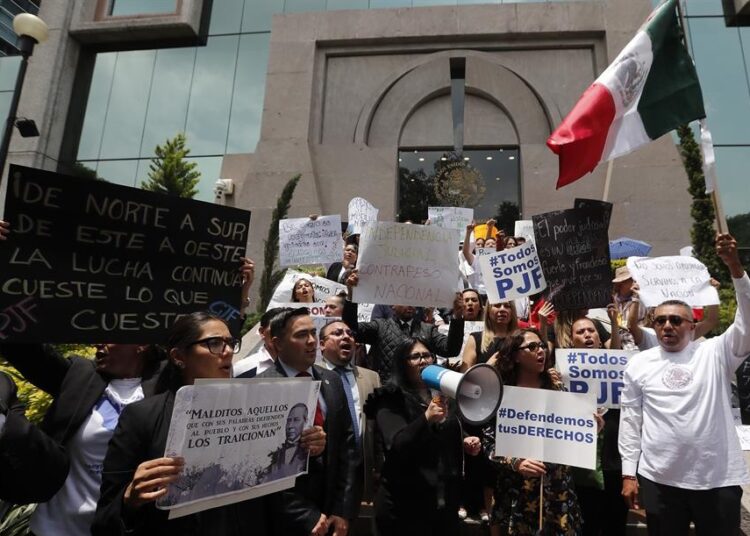 Jueces protestan frente a San Lázaro para impedir que se vote reforma judicial