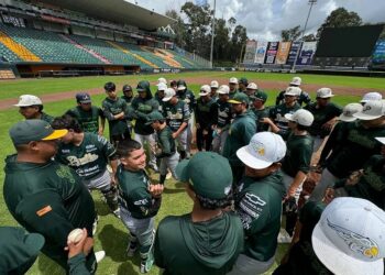 Scout de Twins de Minnesota visitan a los Pericos de Puebla