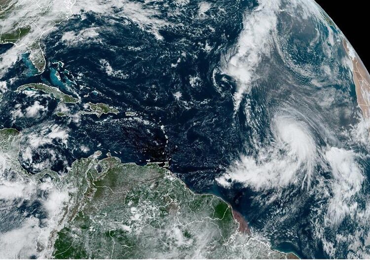 Kirk se convierte en huracán en el centro de Atlántico