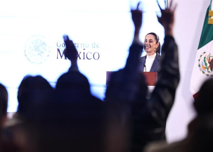 Sheinbaum promete estilo propio y conciliación en primera conferencia “mañanera”