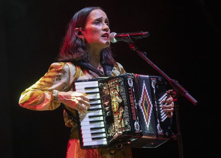 Julieta Venegas y Vivir Quintana serán honradas por Academía Latina de la Grabación