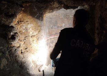 Descubren una iglesia medieval que estaba saqueando un ladrón de tumbas en Nápoles