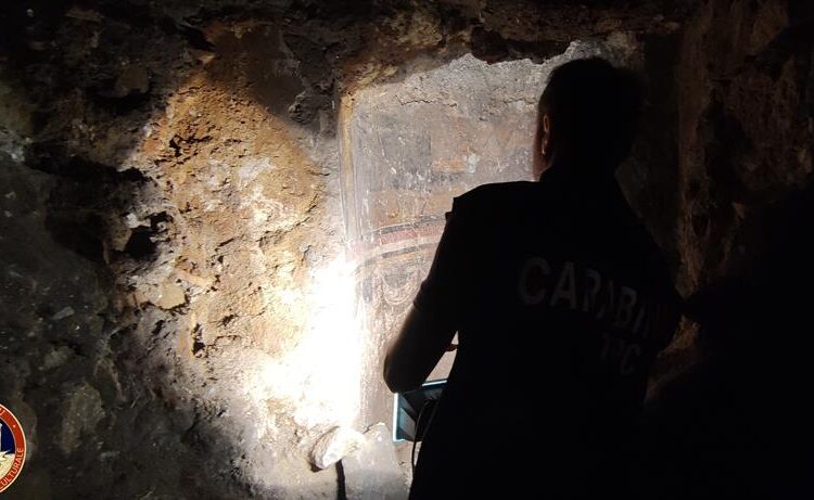 Descubren una iglesia medieval que estaba saqueando un ladrón de tumbas en Nápoles