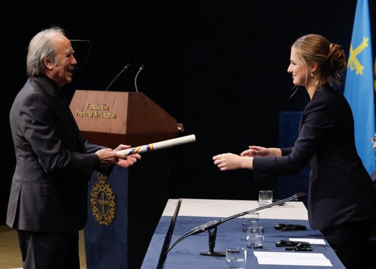 Serrat regresa a los escenarios en la gala de los Premios Princesa de Asturias