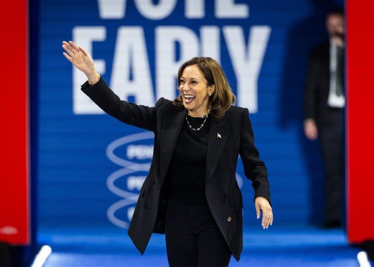 Harris visita 3 estados clave y anima a jóvenes a votar