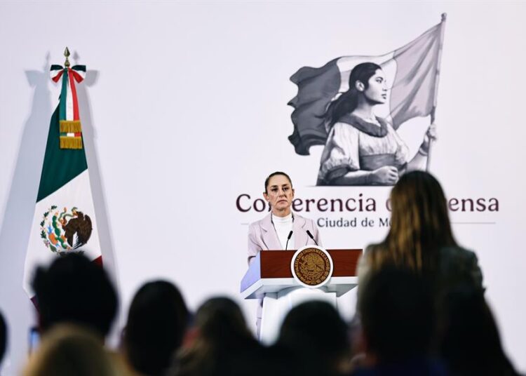Sheinbaum admite estrategia para frenar llegada de migrantes con vuelos de repatriación