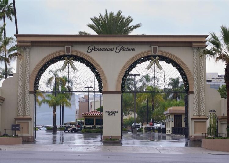 Extrabajadores de Paramount Global denuncian a productora por despido masivo