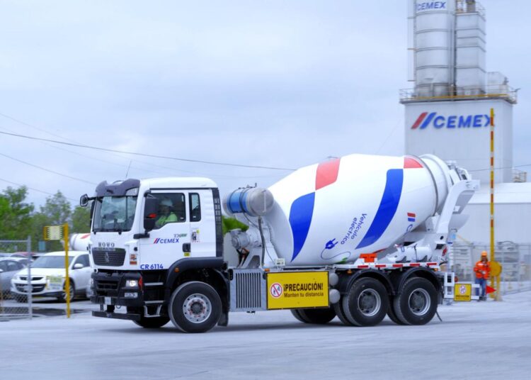 Cemex integra camiones revolvedores eléctricos a su flota para reducir emisiones