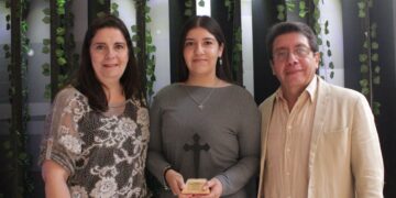 Upaep reconoce a mejores estudiantes con ‘Cruz Forjada’