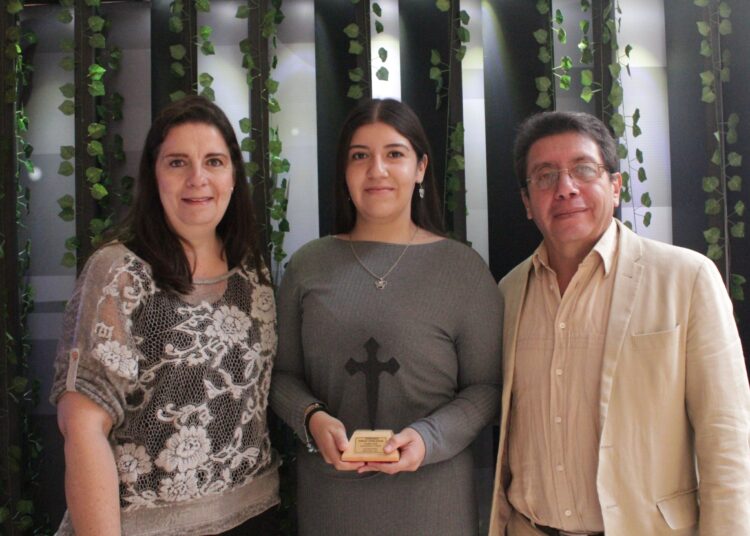 Upaep reconoce a mejores estudiantes con ‘Cruz Forjada’