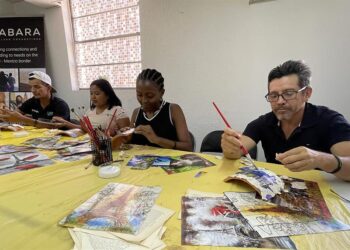 ONG enseñan artesanías a migrantes en México para subsistir y superar trauma del crimen