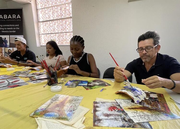 ONG enseñan artesanías a migrantes en México para subsistir y superar trauma del crimen