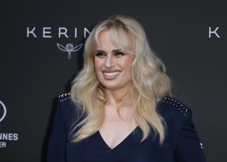 Rebel Wilson contrademanda por acoso a productores de su ópera prima, ‘The Deb’