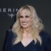Rebel Wilson contrademanda por acoso a productores de su ópera prima, ‘The Deb’