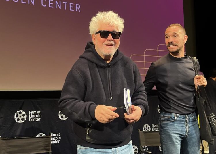 Almodóvar da una lección de «empatía» en EE.UU. y advierte contra la «ultraderecha»