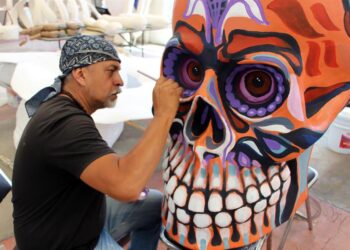 Artesanos elaboran calaveras gigantes para celebrar el Día de Muertos en México