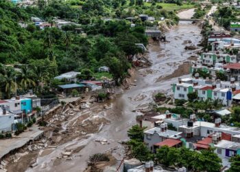 Las lluvias del huracán John derrumban casas y sueños de familias en Acapulco