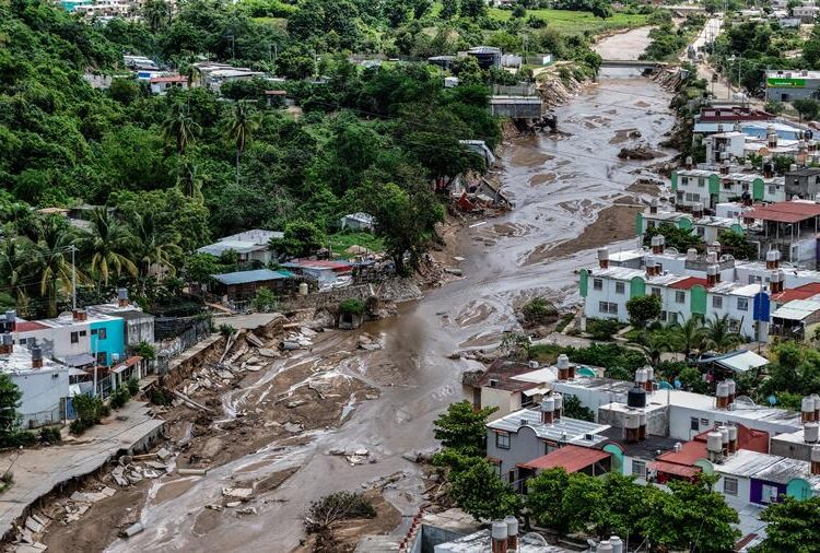 Las lluvias del huracán John derrumban casas y sueños de familias en Acapulco