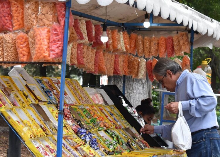 Presentan programa de salud para prohibir comida chatarra en escuelas