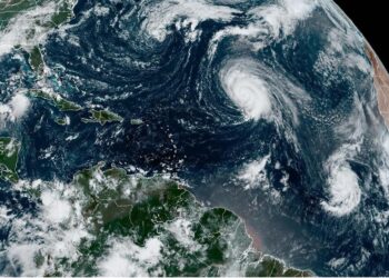Huracán de categoría 4 Kirk y tormenta Leslie avanzan en aguas abiertas del Atlántico