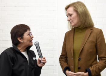 Cristina Morató presenta su libro «Reinas de Leyenda» en la prepa Lázaro Cárdenas