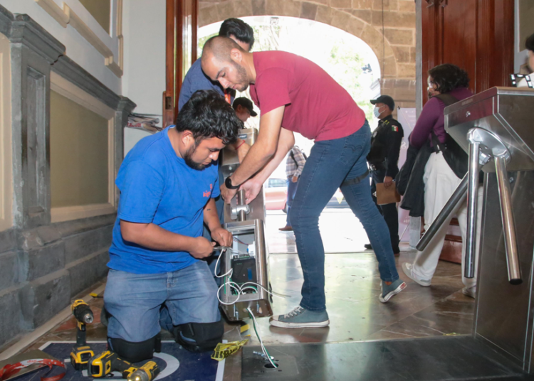 Retiran torniquetes de acceso del Palacio Municipal de Puebla