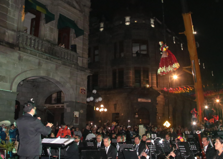 Cientos de poblanos asistieron al performance ¡Ay Llorona! en el zócalo