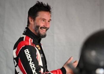 Keanu Reeves debuta en carrera de autos de Indianápolis