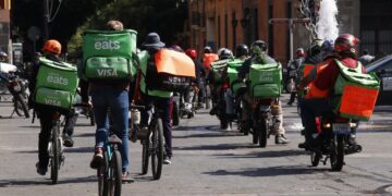 Sheinbaum enviará iniciativa para que repartidores de plataformas digitales tengan seguridad social
