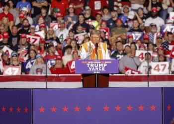 Trump llega a mitin en camión de basura tras crítica de Biden
