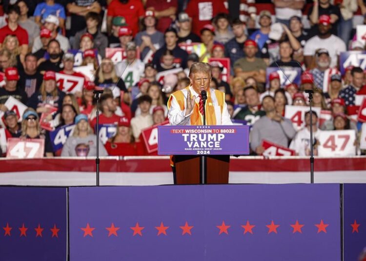 Trump llega a mitin en camión de basura tras crítica de Biden