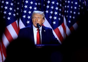 Trump llega a Washington para reunirse con Biden