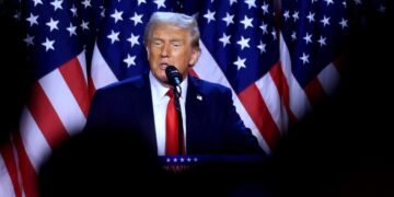 Trump llega a Washington para reunirse con Biden