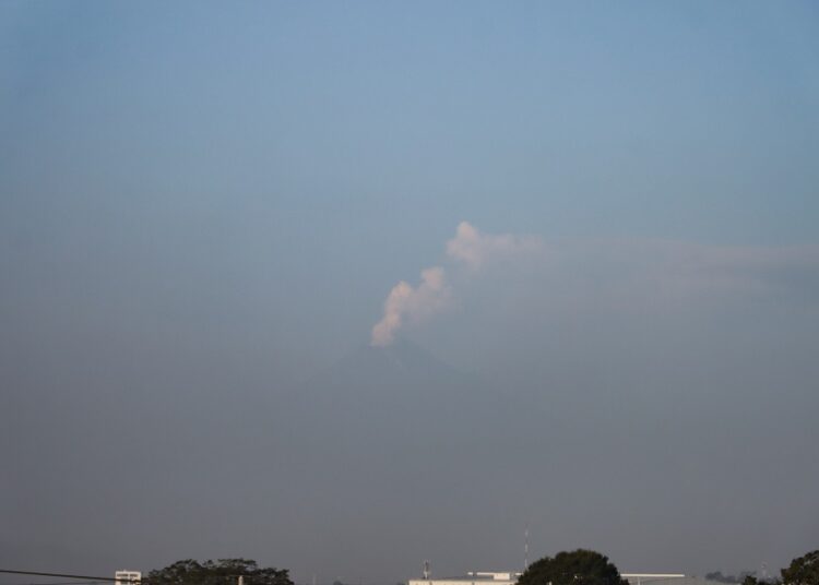 Mala calidad del aire es causada por actividad volcánica y vehículos